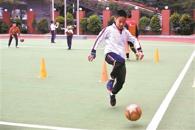 寒假校内托管中，东风西路小学学生在上足球课。 广州日报全媒体记者林欣潼 摄