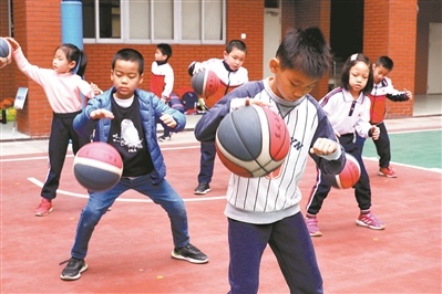 东风西路小学寒假校内托管的篮球课。广州日报全媒体记者林欣潼摄