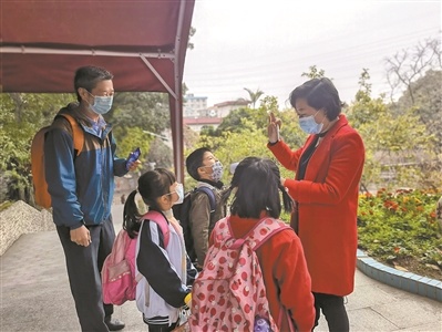 黄埔区新港小学寒假校内托管首日，同学们早早来到学校。 广州日报全媒体记者谢泽楷摄
