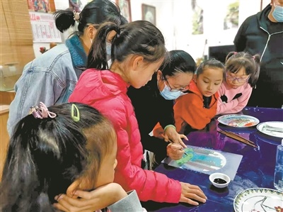 芯芯寒假参加了晓港公园的广彩艺术课程。 （图片由受访者提供）