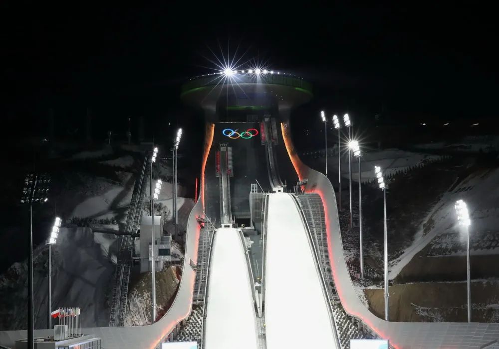 2021年12月31日，张家口赛区国家跳台滑雪中心夜景。新华社记者 杨世尧 摄