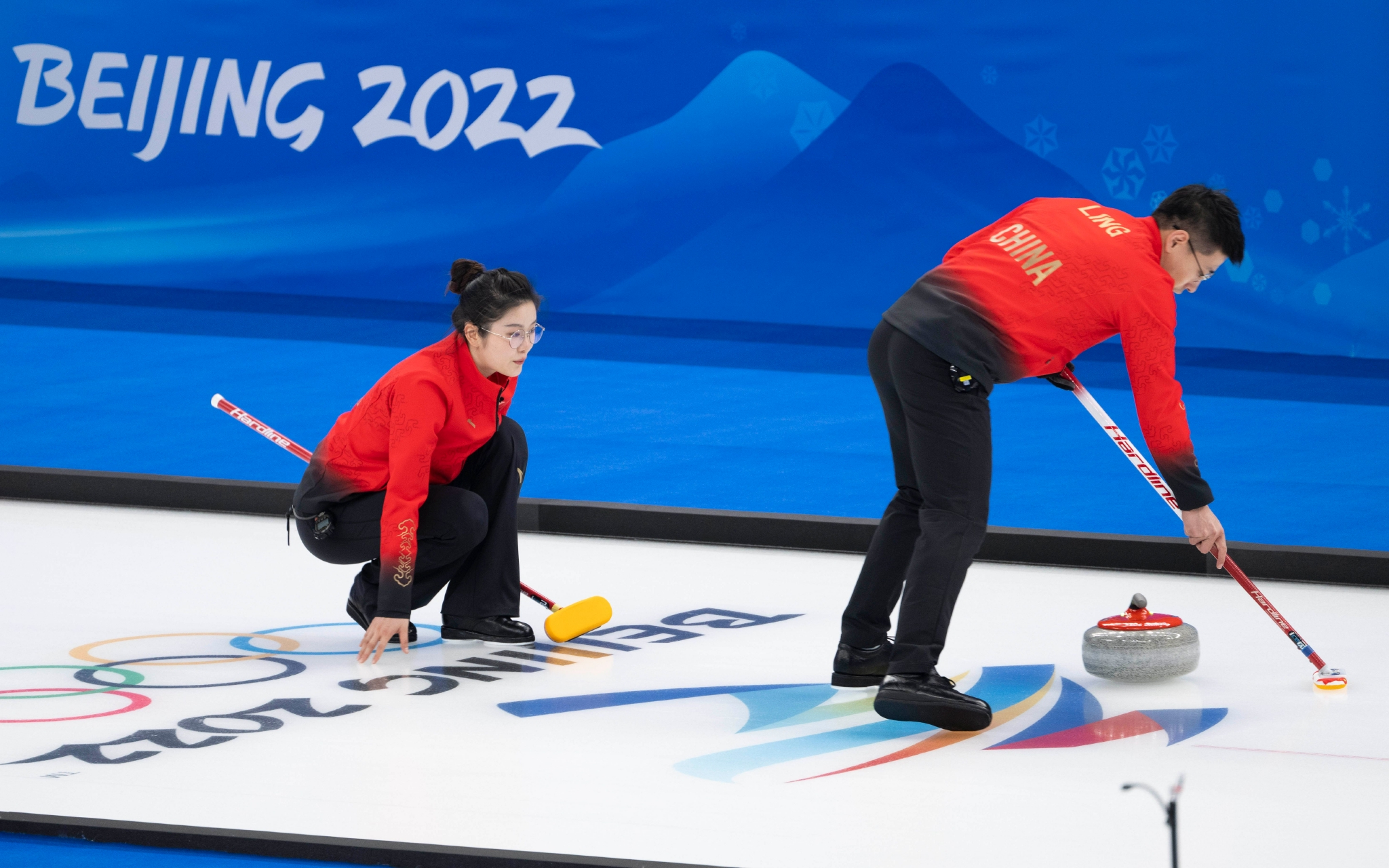 北京冬奥会冰壶混双率先开赛中国队胜瑞士队迎开门红
