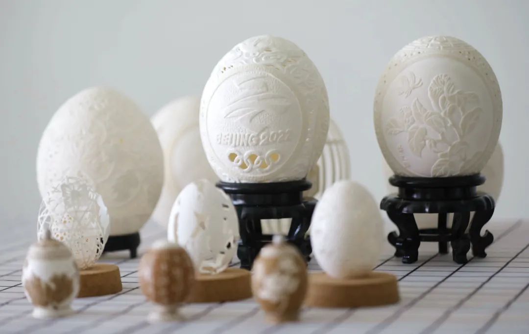 河北廊坊固安县蛋雕技艺传承人张雪进创新蛋雕技法，将冬奥元素融入蛋雕作品，表达对北京2022年冬奥会的期盼和祝福。门丛硕 摄