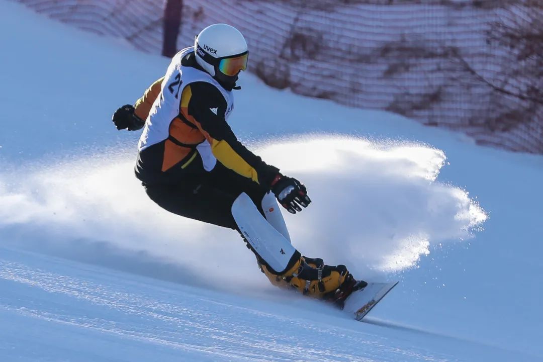 2022年1月2日银河滑雪场，运动员在雪场“疾驰”。徐建平 摄