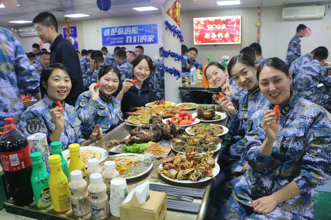 空军女兵吃饭伙食图片图片