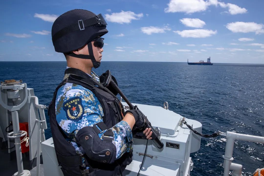 特战队员观察警戒&nbsp;&nbsp;赵阳摄