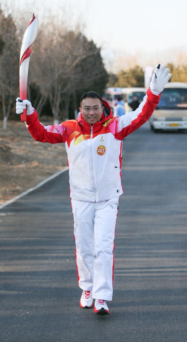 2月2日，火炬手陈晓华在火炬传递中。新华社记者 孟晨光 摄
