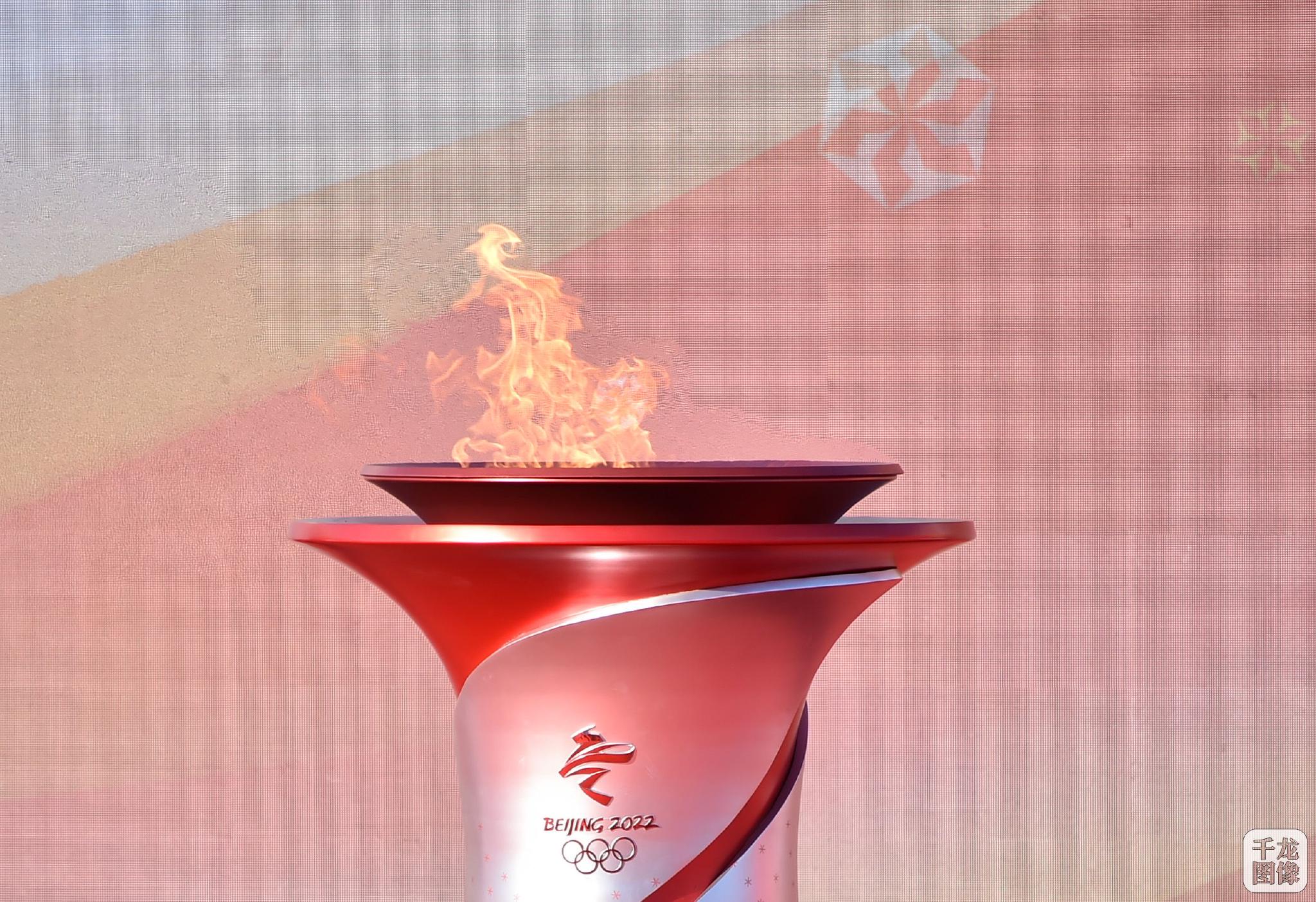 132名火炬手在奥林匹克森林公园接力完成北京冬奥会火炬传递