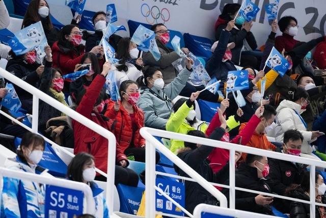 北京冬奥会首场比赛吸引了数百观众。新京报记者 陶冉 摄