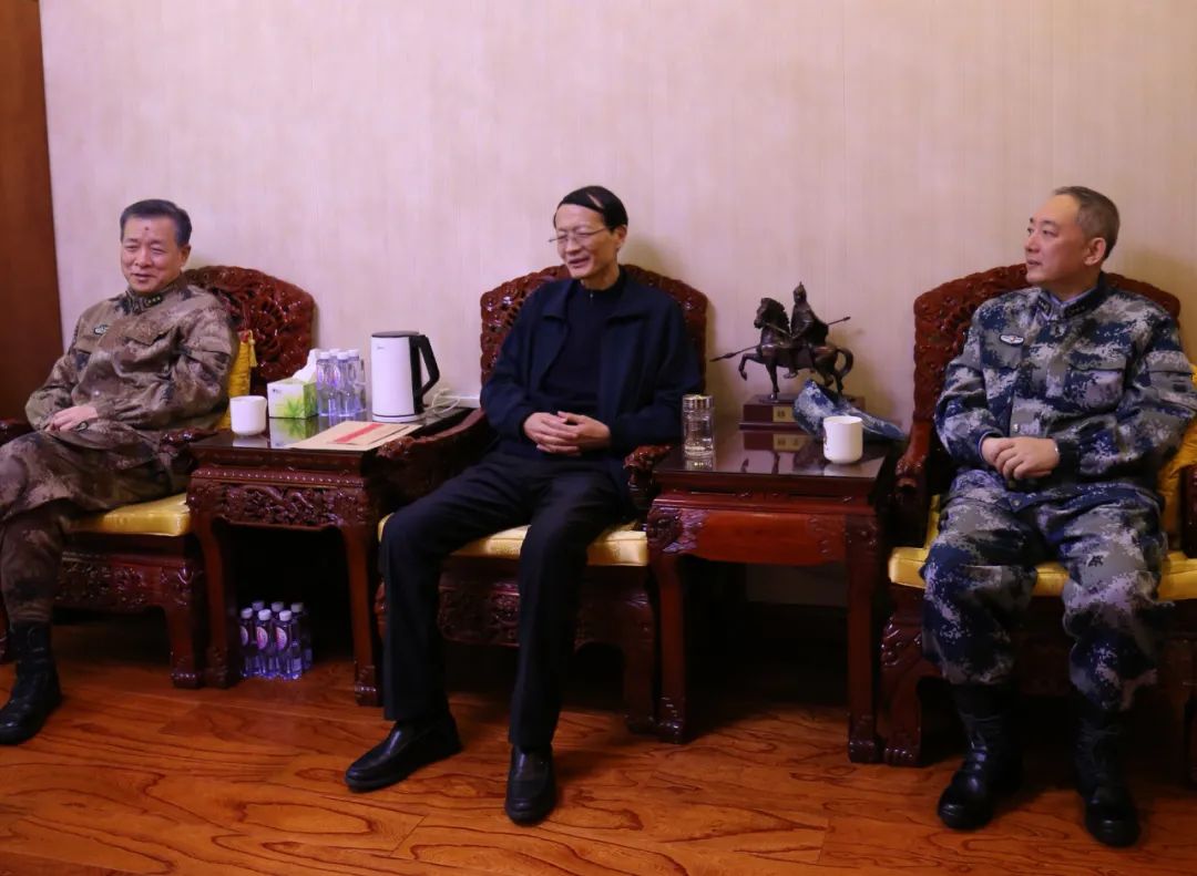 &nbsp;许学强校长,郑和政委看望大学原政委吴杰明同志