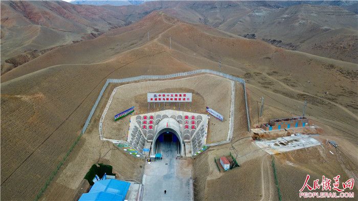来自兰张三四线铁路新乌鞘岭隧道建设工地的报道
