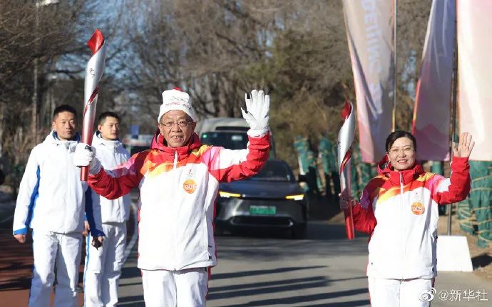 2月2日，火炬手刘志杰（前左）和张润秋在火炬传递中。新华社记者 贾浩成 摄