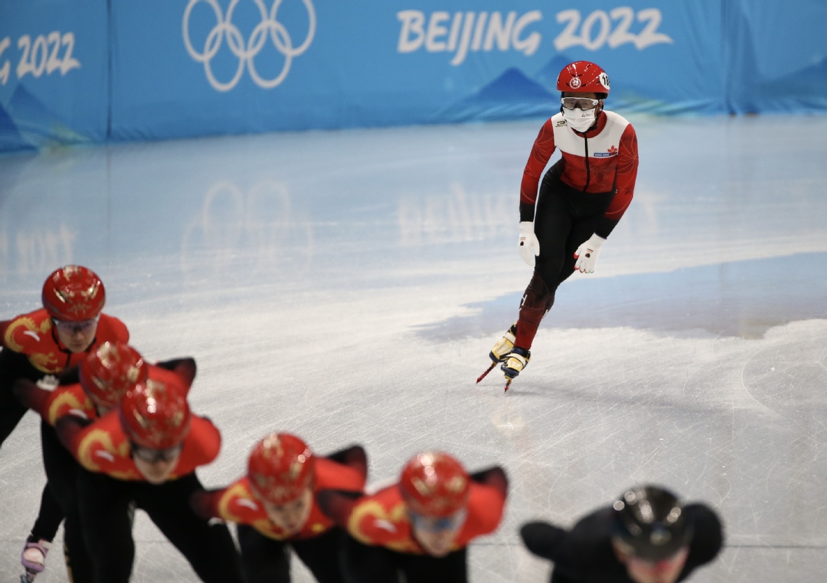 2月2日，中国香港选手朱定文(右上)进行短道速滑训练。中国日报记者 张威 摄