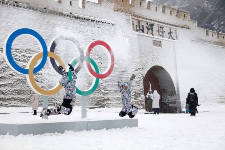 徐建平 摄2021年12月21日,一小朋友在北京冬奥会张家口赛区太子城高铁