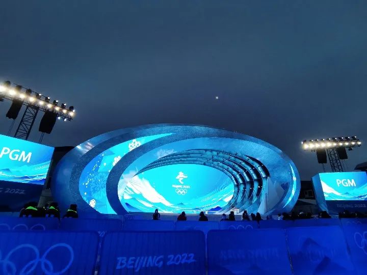 2022年1月14日，张家口颁奖广场主舞台“激情逐梦”。新华社记者 杨帆 摄