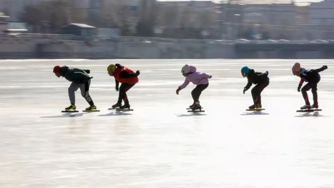 滑冰爱好者在张家口大清河滑冰场滑行。徐建平 摄