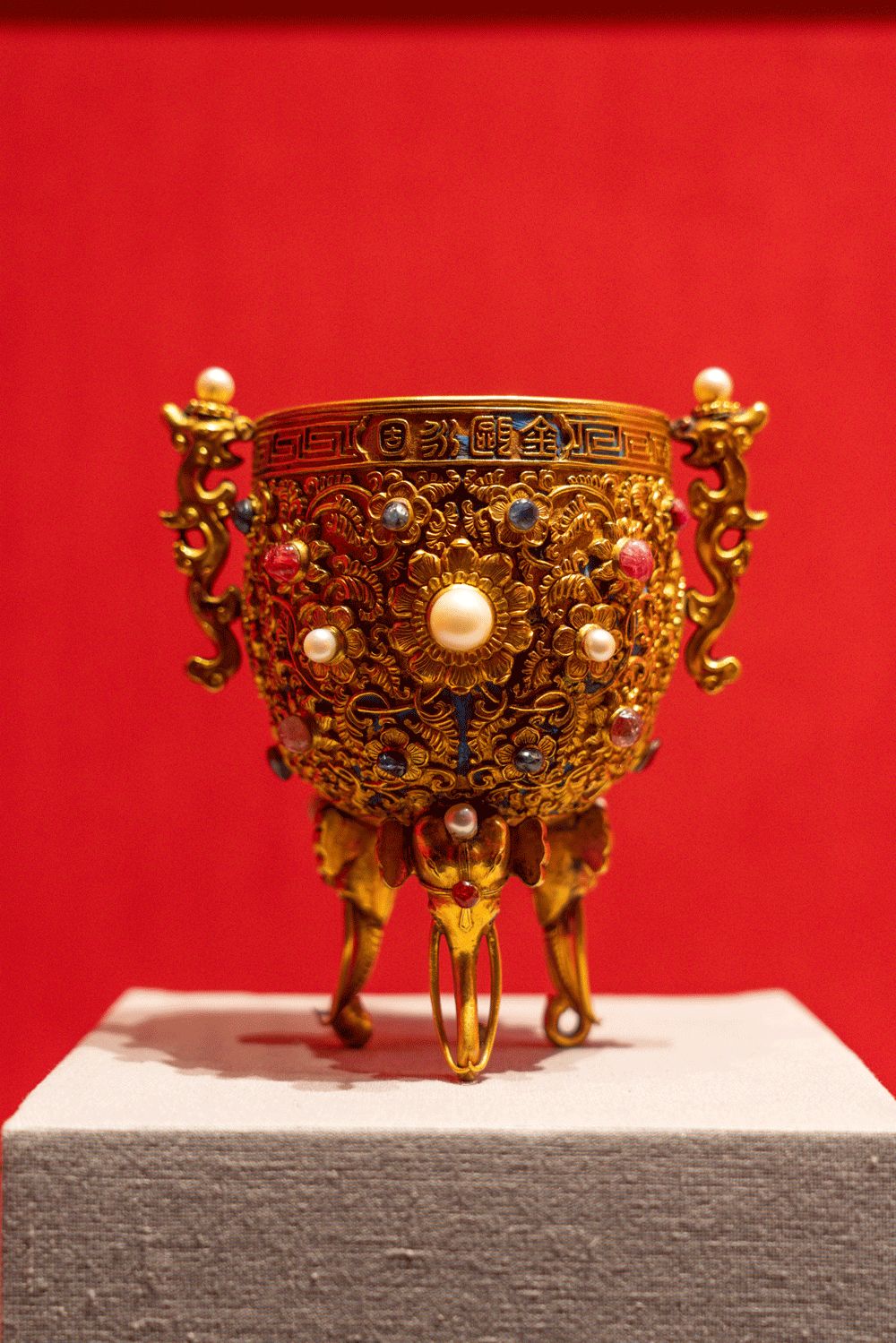 长信宫灯"点燃"冬奥火种,何尊化身冬奥火种台……国宝文物诠释"何以