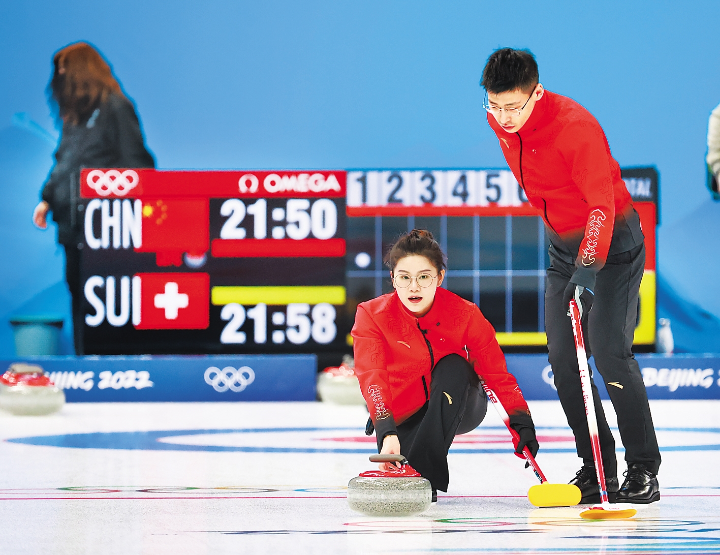 2月2日,中国冰壶队范苏圆(左)和凌智在比赛中. 新华社记者 刘 续摄