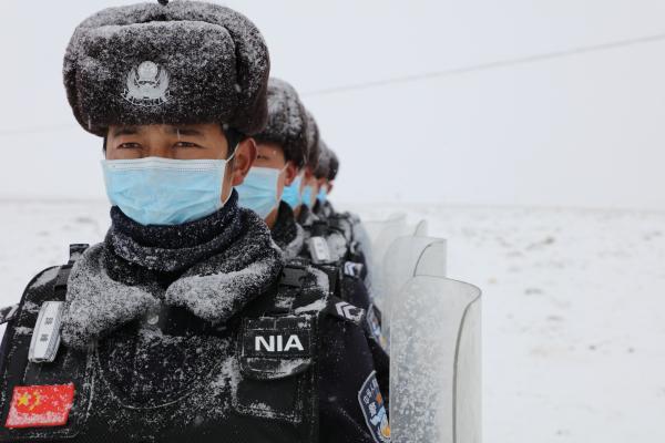 珠峰边境派出所的移民管理警察巡逻.(受访单位供图)