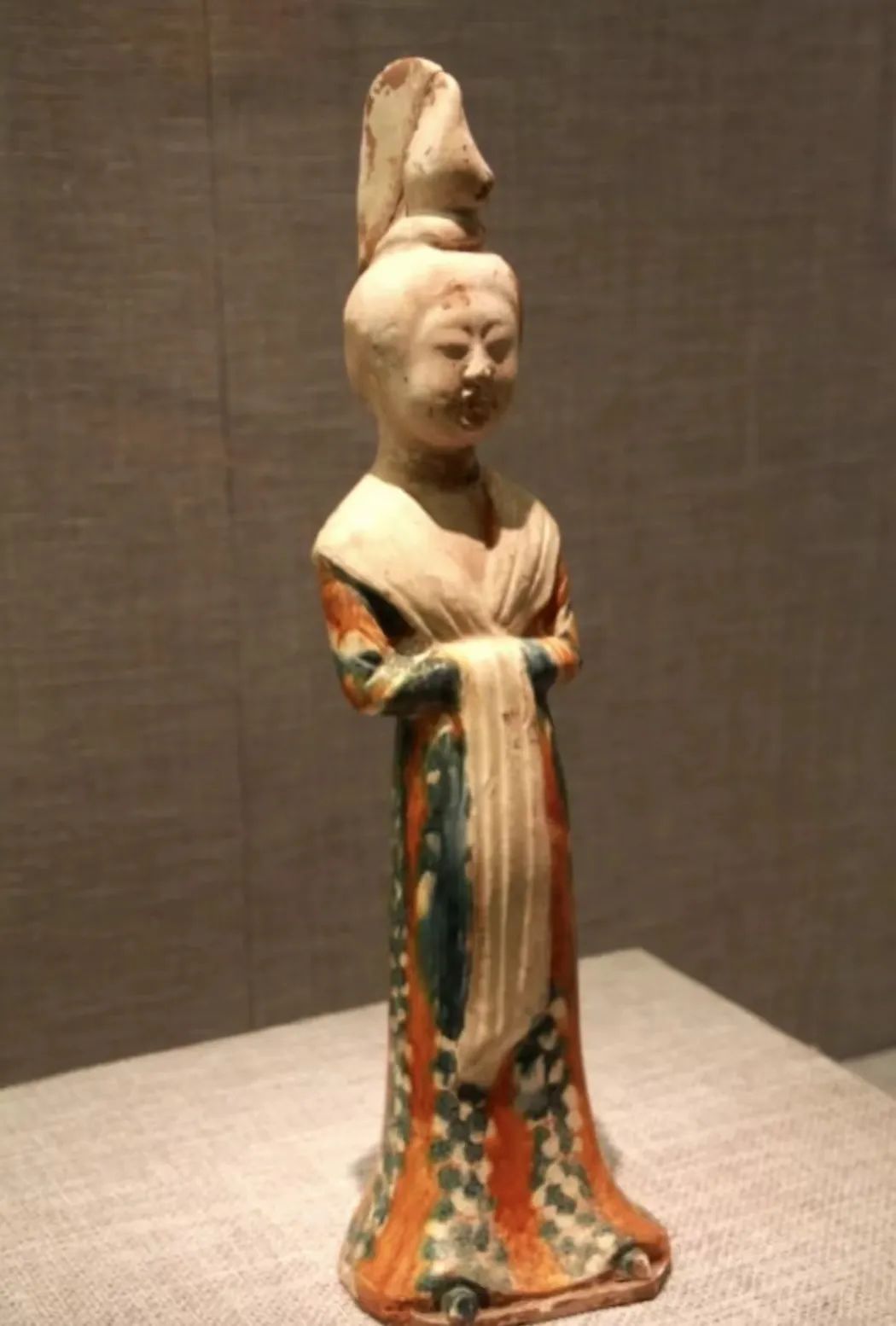 三彩半翻髻女俑