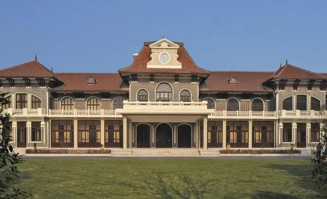 科学会堂(一号楼)今貌△ 延安中路1000号 上海展览中心女理发师