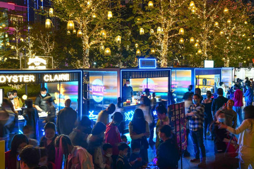 市民在广州夜经济集聚区天德广场天德快闪街品尝美食(资料图片).