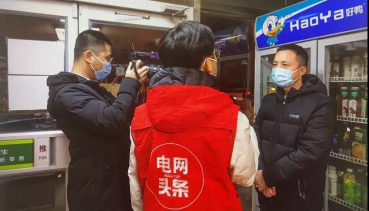 英大传媒融媒体记者王一凡、葛明阳采访留京过年的便利店店主。