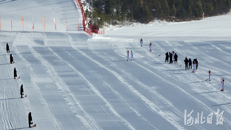 组图唯一全程雪上传递崇礼富龙滑雪场火炬接力用上雪地摩托
