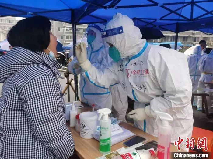 资料图：杭州余杭医护人员开展核酸检测。余杭区卫健局供图