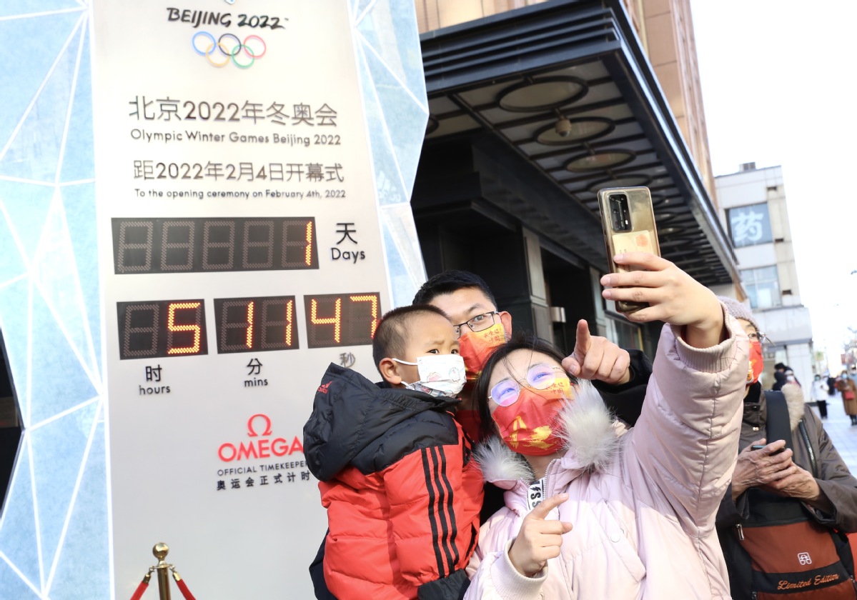 2月3日，游客在北京冬奥会倒计时牌前拍照留念。中国日报记者 武晓慧 摄
