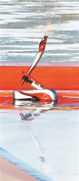 水陆两栖机器人冰面滑行入水，与下一棒水下变结构机器人交接火炬