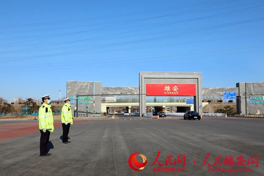 在津雄高速容城出口处执勤的交警.胡忠摄