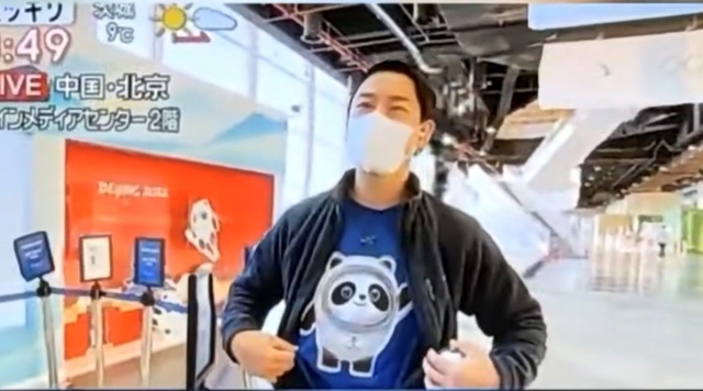 被网友称为“冰墩墩迷弟”的日本电视台记者辻冈义堂。（图片来源：视频截图）