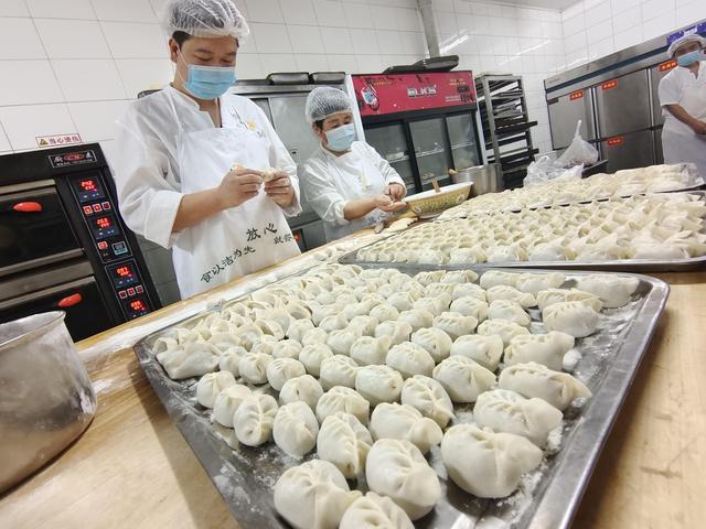 老字号砂锅居的师傅正在包饺子.受访者供图