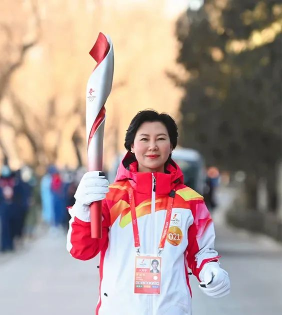 吉林大学于吉红院士吕国悦教授参加2022年北京冬奥会火炬传递