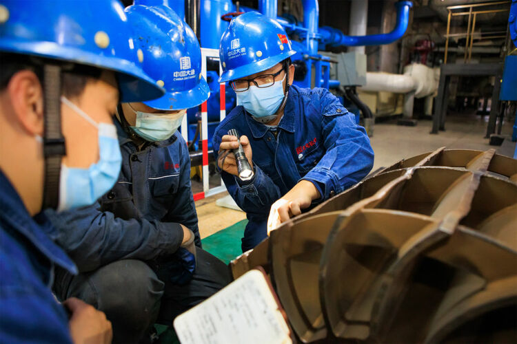 内蒙古大唐国际托克托发电有限责任公司检修部技术工人张立杰（右一）和同事在进行设备检修，将隐患处理在萌芽状态。（朱森 摄）