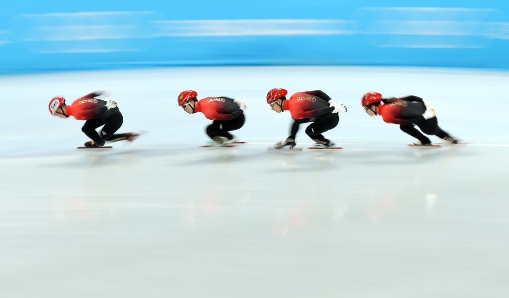 2月1日，中国短道速滑队选手在首都体育馆训练。新华社记者曹灿摄