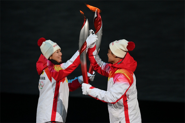 火炬手杨扬(左)与苏炳添在开幕式上传递火炬.68新华社记者薛宇舸摄