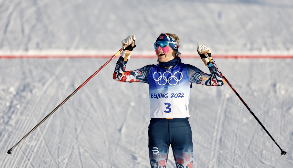 2月5日，挪威选手特蕾丝·约海于格庆祝夺冠。中国日报记者 魏晓昊 摄