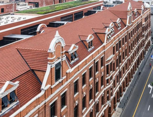 修复后的益丰大楼屋顶一,按照历史样式复原孟莎式折坡瓦屋面原有孟莎