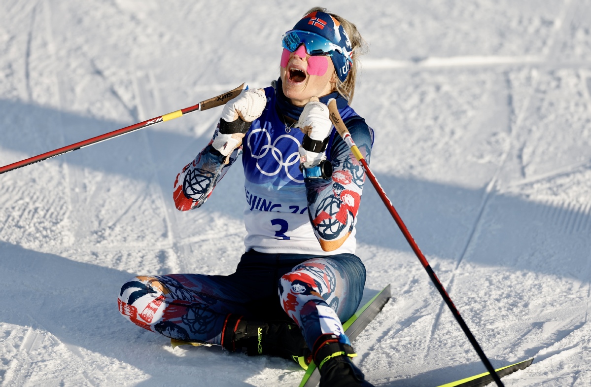 2月5日，挪威选手特蕾丝·约海于格庆祝夺冠。中国日报记者 魏晓昊 摄