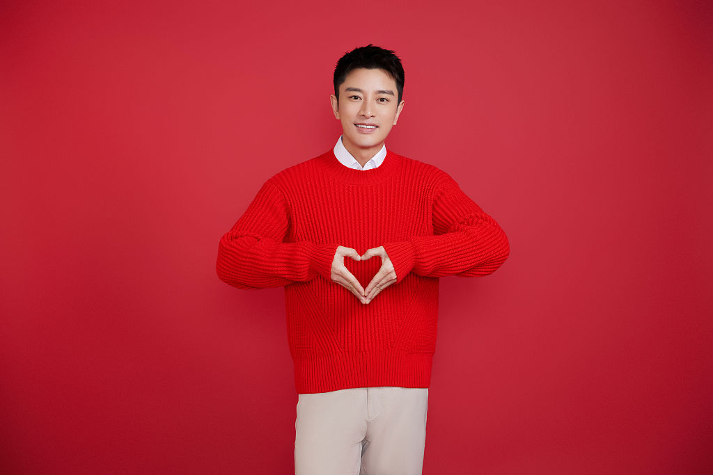 贾乃亮首次登上央视春晚 红毛衣造型比心送新春祝福__财经头条