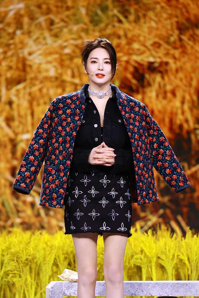 张雨绮亮相东方卫视春晚小品穿花棉袄展乡村爱情style
