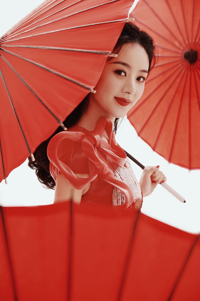 赵丽颖登央视春晚舞台拍写真 置身吉祥喜庆传统氛围