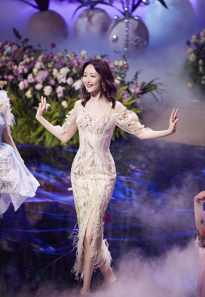 王鸥优雅亮相北京台春晚 歌曲小品两手抓表现抢眼