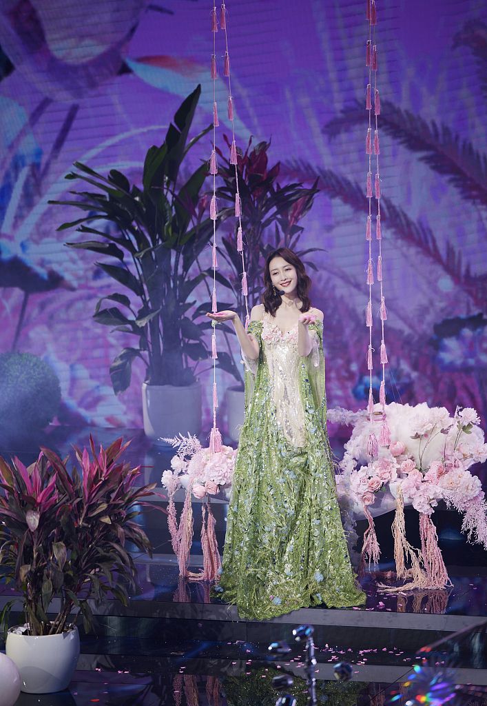 王鸥优雅亮相北京台春晚 歌曲小品两手抓表现抢眼