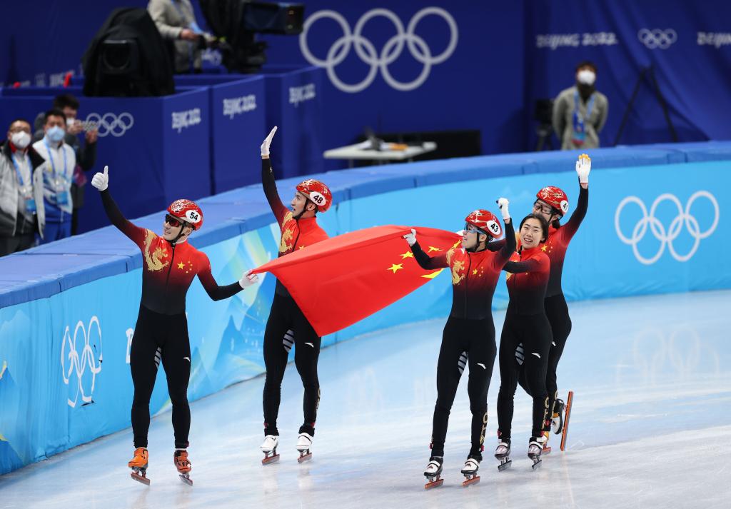 2月5日，中国队选手在比赛后庆祝。新华社记者杨磊摄