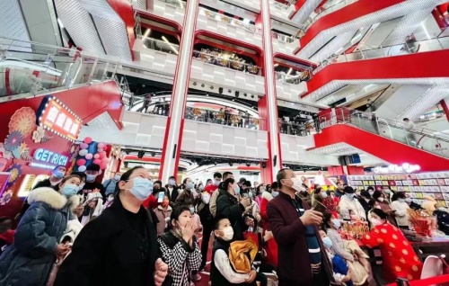 消费者在京东超体合肥店与西安京东MALL观看2022北京冬奥会开幕式