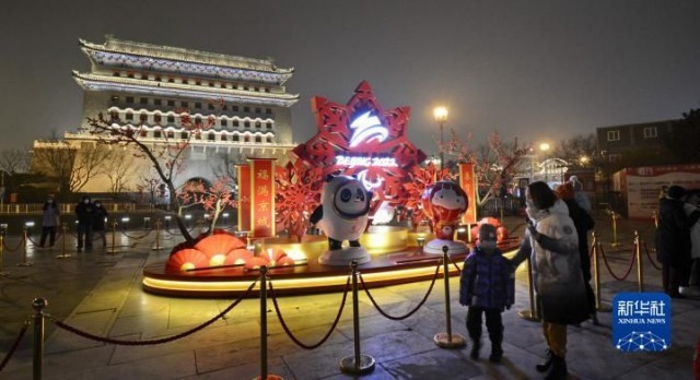 过年期间，北京市民在前门大街观赏春节和冬奥主题景观灯。新华社记者 李欣 摄