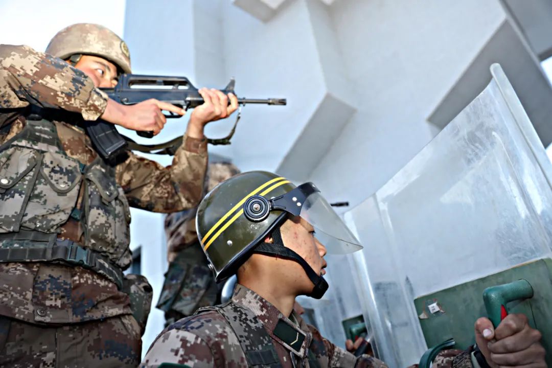 确保部队全时待战,随时能战从难从严组织战备演练第77集团军某旅着眼